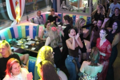 party-und-Erlebnisrestaurant-Berlin-und-Burlesque-Bar-Alexanderplatz-Erlebnis-Restaurant-Lieschen-Mueller-mit-Cirque-du-burlesque-Show-in-Berlin-unter-dem-Fernsehturm-Juni-2026