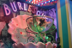 Big-Cocktail-Show-Glas-Berlin-Burlesque-Bar-Alexanderplatz-Erlebnis-Restaurant-Lieschen-Mueller-mit-Cirque-du-burlesque-Show-in-Berlin-unter-dem-Fernsehturm-2026