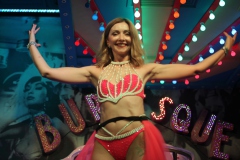 angesagte-Ausgeh-Idee-Berlin-Burlesque-Bar-Alexanderplatz-Erlebnis-Restaurant-Lieschen-Mueller-mit-Cirque-du-burlesque-Show-in-Berlin-unter-dem-Fernsehturm-2026
