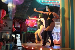 beste-Abend-Dinner-Idee-Berlin-Burlesque-Bar-Alexanderplatz-Erlebnis-Restaurant-Lieschen-Mueller-mit-Cirque-du-burlesque-Show-in-Berlin-unter-dem-Fernsehturm-2026