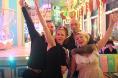 beste-Ausgegangen-Idee-Berlin-Burlesque-Bar-Alexanderplatz-Erlebnis-Restaurant-Lieschen-Mueller-mit-Cirque-du-burlesque-Show-in-Berlin-unter-dem-Fernsehturm-2026