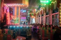 beste-Eventlocation-Idee-Burlesque-Bar-Berlin-Alexanderplatz-Erlebnis-Restaurant-Lieschen-Mueller-mit-Cirque-du-burlesque-Show-in-Berlin-unter-dem-Fernsehturm-2026