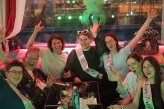 beste-Geburtstag-Idee-Burlesque-Bar-Berlin-Alexanderplatz-Erlebnis-Restaurant-Lieschen-Mueller-mit-Cirque-du-burlesque-Show-in-Berlin-unter-dem-Fernsehturm-Juni-2026