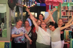 beste-Maedelsabend-Idee-Berlin-Burlesque-Bar-Alexanderplatz-Erlebnis-Restaurant-Lieschen-Mueller-mit-Cirque-du-burlesque-Show-in-Berlin-unter-dem-Fernsehturm-2026