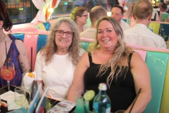 beste-Maedelsabend-Idee-in-Berlin-Burlesque-Bar-Alexanderplatz-Erlebnis-Restaurant-Lieschen-Mueller-mit-Cirque-du-burlesque-Show-in-Berlin-unter-dem-Fernsehturm-2026