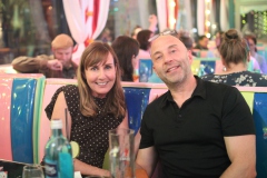 beste-Paerchen-Date-Idee-Berlin-Burlesque-Bar-Alexanderplatz-Erlebnis-Restaurant-Lieschen-Mueller-mit-Cirque-du-burlesque-Show-in-Berlin-unter-dem-Fernsehturm-2026