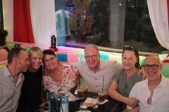 beste-Teamevent-Idee-Berlin-Burlesque-Bar-Alexanderplatz-Erlebnis-Restaurant-Lieschen-Mueller-mit-Cirque-du-burlesque-Show-in-Berlin-unter-dem-Fernsehturm-2026