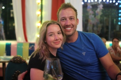 bestes-Dinner-Date-Idee-Berlin-Burlesque-Bar-Alexanderplatz-Erlebnis-Restaurant-Lieschen-Mueller-mit-Cirque-du-burlesque-Show-in-Berlin-unter-dem-Fernsehturm-2026
