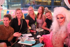 Beste-Betriebsausflug-fuer-gruppen-in-Berlin-in-der-Burlesque-Bar-und-Erlebnis-Restaurant-Lieschen-Mueller-im-Fernsehturm-Alexanderplatz