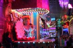 Beste-Unterhaltung-zur-Weihnachtsfeier-fuer-Gruppenin-Berlin-Burlesquebar-Lieschen-Mueller-Erlebnis-Restaurant-und-Eventlocation-im-Fernsehturm