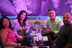 bestes-Dinner-Date-Idee-Berlin-Burlesque-Bar-Alexanderplatz-Erlebnis-Restaurant-Lieschen-Mueller-mit-Cirque-du-burlesque-Show-in-Berlin-unter-dem-Fernsehturm-2026