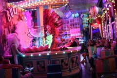 bestes-Dinner-Show-Idee-Berlin-Burlesque-Bar-Alexanderplatz-Erlebnis-Restaurant-Lieschen-Mueller-mit-Cirque-du-burlesque-Show-in-Berlin-unter-dem-Fernsehturm-2026