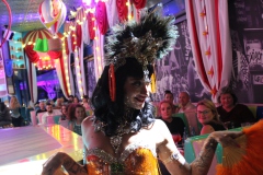 Beste-Idee-fuer-Paare-in-Berlin-Lieschen-Mueller-Burlesque-Bar-Berlin-Erlebnis-Restaurant-und-Eventlocation-im-Fernsehturm