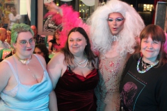 Beste-idee-fuer-deine-Firmenfeier-fuer-Gruppen-Berlin-in-der-Burlesque-Bar-und-Erlebnis-Restaurant-Lieschen-Mueller-im-Fernsehturm-Alexanderplatz