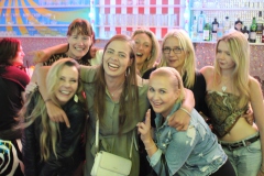 angesagte-Maedelsabend-Location-Burlesque-Bar-und-Erlebnis-Restaurant-Lieschen-Mueller-mit-Cirque-du-burlesque-Show-in-Berlin-unter-dem-Fernsehturm-Alexanderplatz-2026