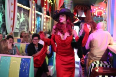 beste-Burlesque-Party-Bar-und-Erlebnis-Restaurant-Lieschen-Mueller-mit-Cirque-du-burlesque-Show-in-Berlin-unter-dem-Fernsehturm-Alexanderplatz-2026