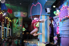 beste-Eventlocation-Idee-Berlin-Burlesque-Bar-Alexanderplatz-Erlebnis-Restaurant-Lieschen-Mueller-mit-Cirque-du-burlesque-Show-in-Berlin-unter-dem-Fernsehturm-2026