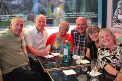 bestes-Dinner-Date-Idee-Berlin-Burlesque-Bar-Alexanderplatz-Erlebnis-Restaurant-Lieschen-Mueller-mit-Cirque-du-burlesque-Show-in-Berlin-unter-dem-Fernsehturm-2026