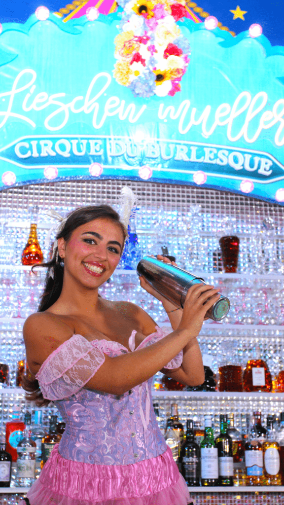 Cocktailbar Barkeeperin Lieschen Mueller unterm Fernsehturm