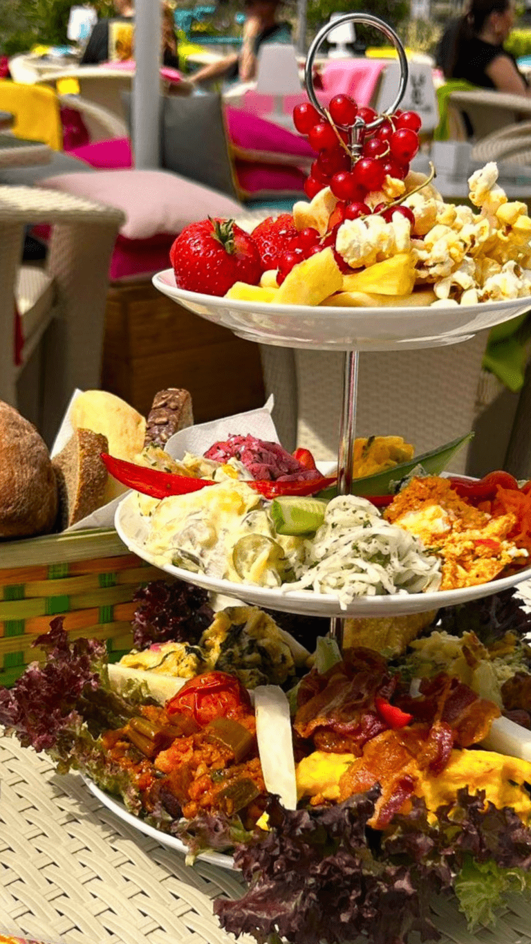 Frühstück Etagere auf der Sommerterrasse am Alexanderplatz