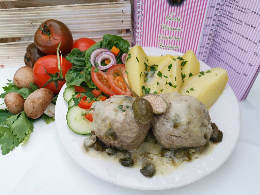 Berliner Restaurant, Restaurant, Berlin, Frühstück, Brunch, Lunch Berlin, Café, Kaffee und Kuchen, Torte, Eis, Eiscafé, Breakfast, Gutschein für Showdinner, Frühstücks Gutschein, Gutschein für ein candle light dinner berlin, Beste Frühstück s Restaurants Berlin City, Kaffee und Kuchen essen Berlin, Cafe berlin, Brunch berlin, Traditionelle Küche, deutsche Küche, Eisbein, Schnitzel, Original Berliner Currywurst, DDR Küche, Deutsche Gerichte, deutsches Essen, traditionelles Essen, Frühstücks Brunch Etagere, 