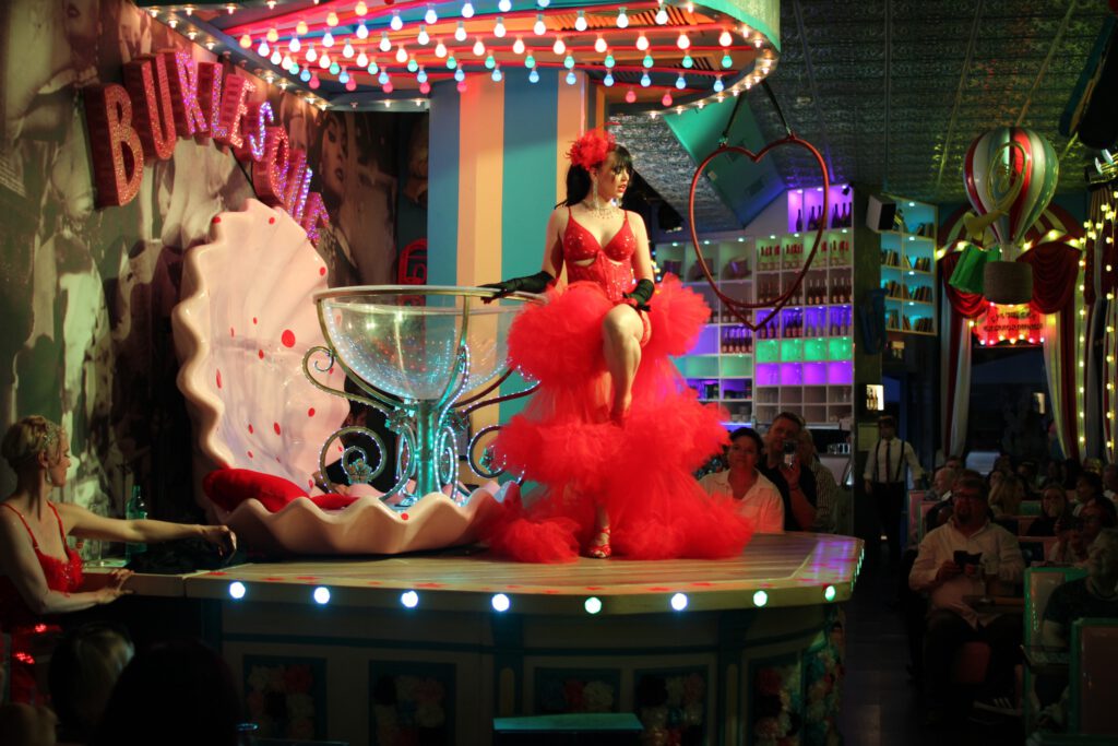 Christmas Nightlife Redefined: Lieschen Mueller’s Fusion of Timeless Charm and Modern Cirque Spectacle in Berlin 1 show at weekend on lieschen mueller berlin