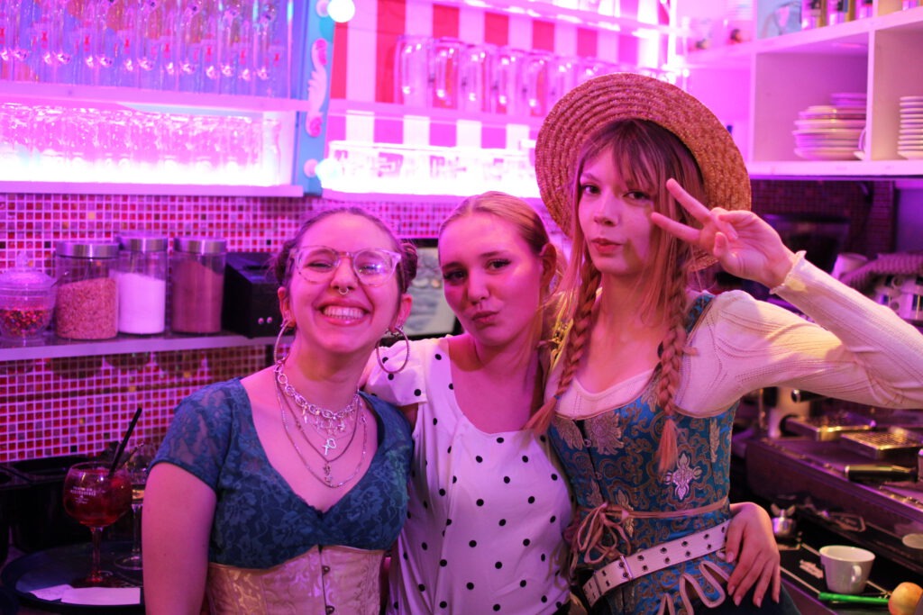 Lieschen Mueller Cirque du burlesque Berlin cocktailbar am Alexanderplatz31 1