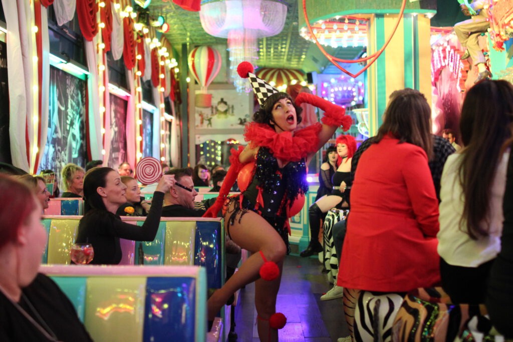 Die beste Junggesellenabschied Location am Alexanderplatz in Berlin ist das Lieschen Mueller