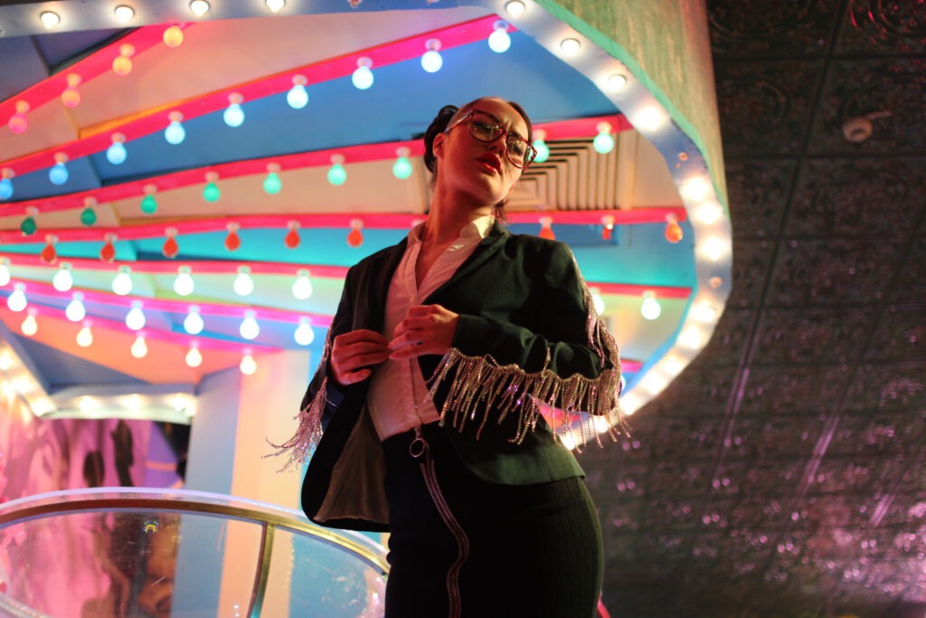 Eine Gruppe feiert eine JGA Party Idee in Berlin Mitte im Lieschen Müller direkt am Fernsehturm