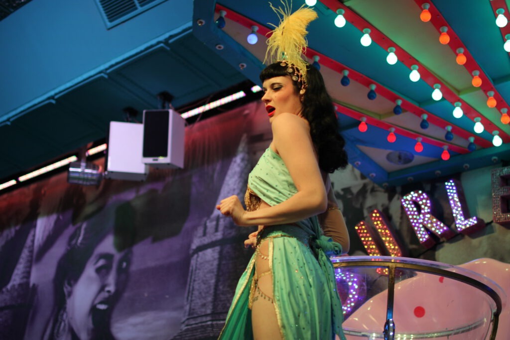 Lieschen Müller im Parterre: Burlesque-Feuerwerk unterm Fernsehturm Tickets fürs Wochenende JETZT sichern!