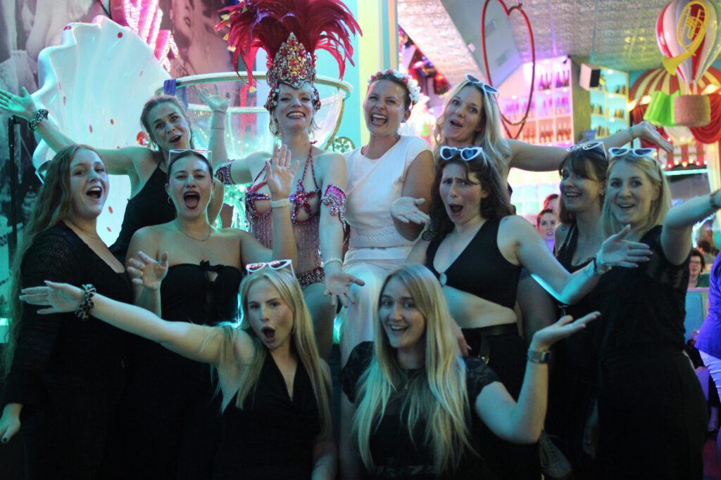 JGA in Berlin mit Stil unterm Fernsehturm, Warum das Lieschen Müller der perfekte Ort für eure unvergessliche Brautparty ist!