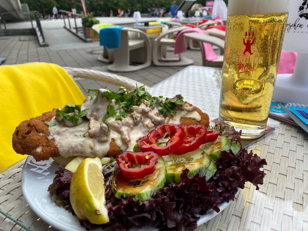 Lunch mit Ausblick – Genießen Sie Mittagessen mit Blick auf den Fernsehturm im Lieschen Müller