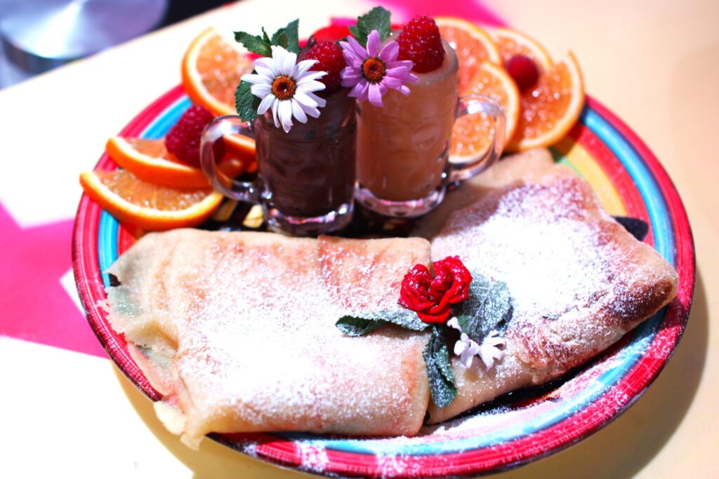 Kuschelig, lecker, luxuriös, Dein Cozy Breakfast mit Aussicht im Lieschen Müller unter dem Fernsehturm!