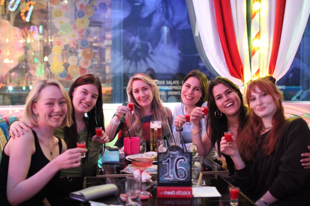 Sekt, Spaß und Sisterhood! Dein unvergesslicher Mädelsabend im Lieschen Müller Berlin! 1 Sekt, Spaß und Sisterhood – Dein unvergesslicher Mädelsabend im Lieschen Müller Berlin!