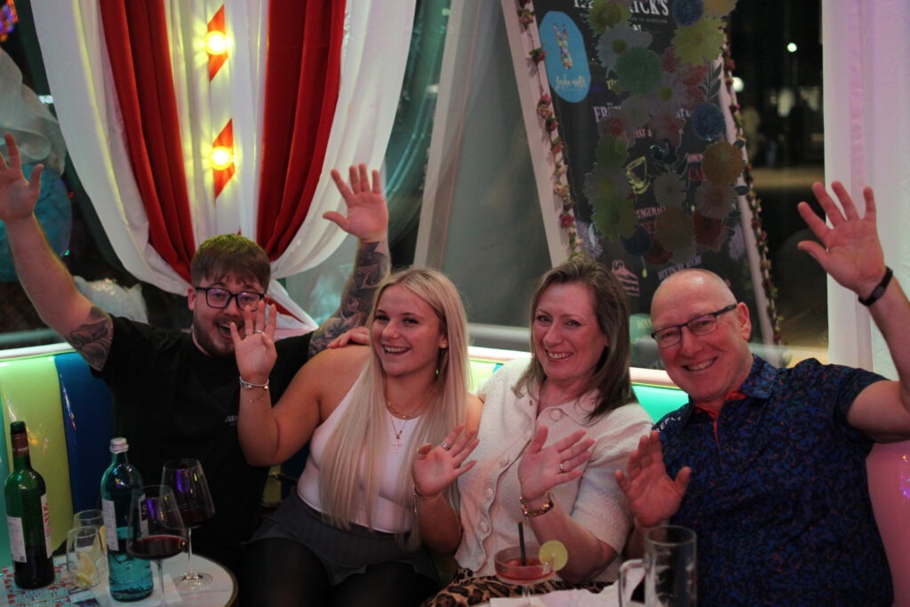 Double‑Date mit Turmfunkeln! Dates, Drinks & Show im Lieschen Müller!
