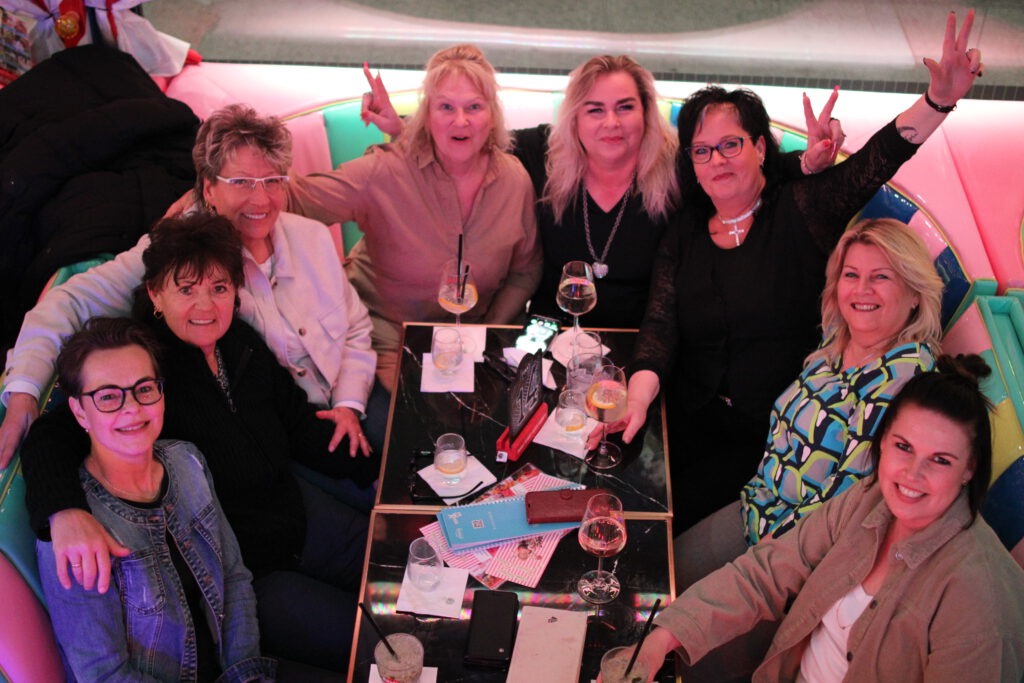Mädelsabend mit TV Turmglitzern! Girls Night Out mit Cocktails & Show im Lieschen Müller!