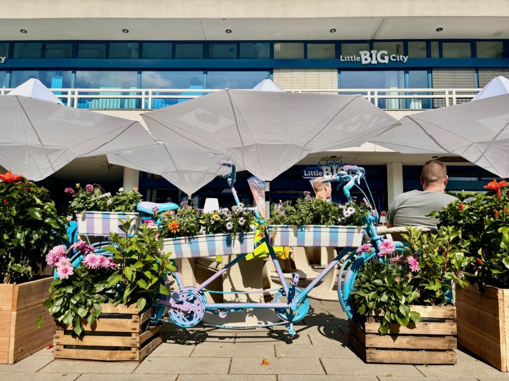 5 Gründe, warum unsere Terrasse Berlin Mitte dein neuer Lieblingsort ist 1 Die schönste Terrasse Berlin ist die Terrrasse vom Lieschen Mueller am Alexanderplatz