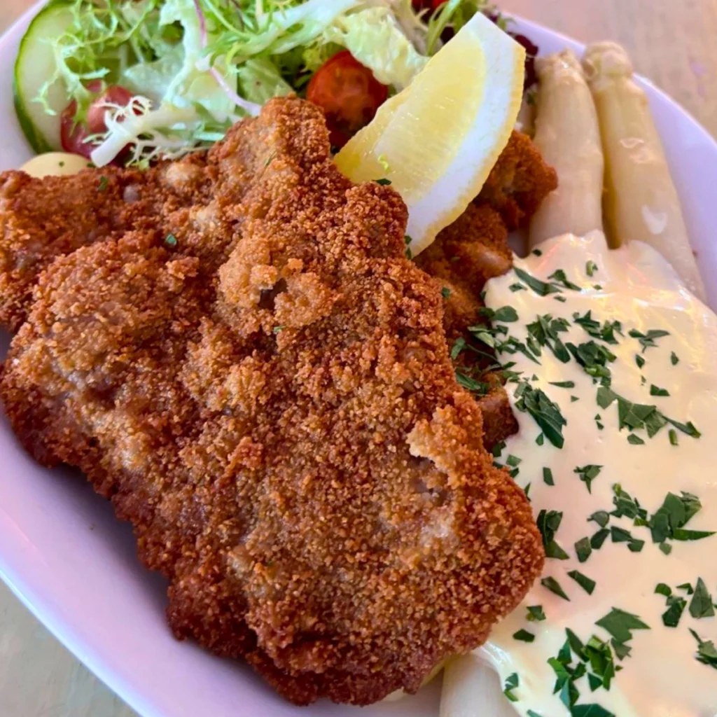 Kulinarik im Wahrzeichen: Dein ideales Restaurant Alexanderplatz Berlin im Fernsehturm 6 Golden Stage Schnitzel mit Spargel im Lieschen Mueller Berlin Alexanderplatz