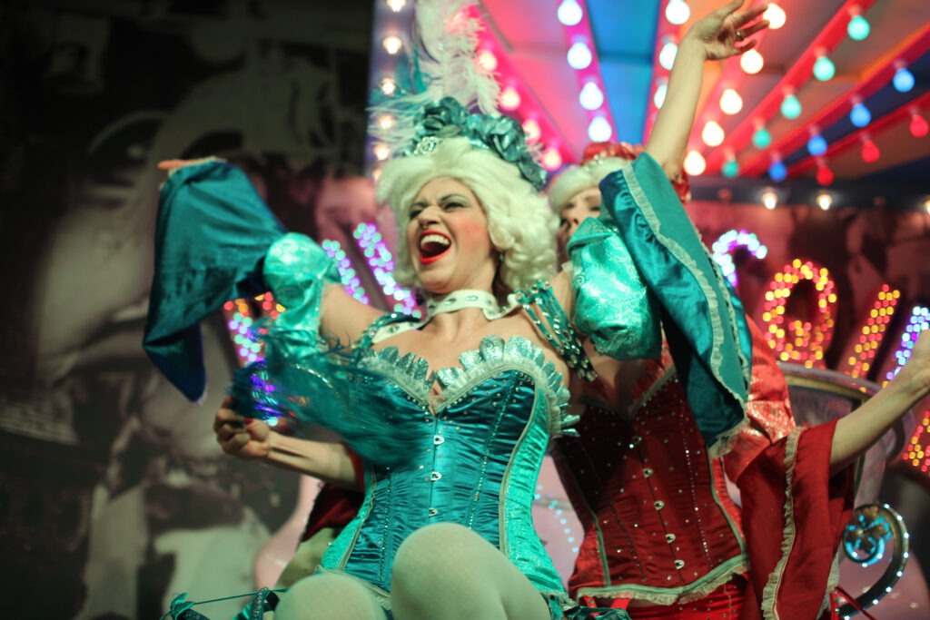 Burlesque Show Berlin im Lieschen Müller mit Cocktails, deutscher Küche und Cabaret Erlebnis 1 000000000