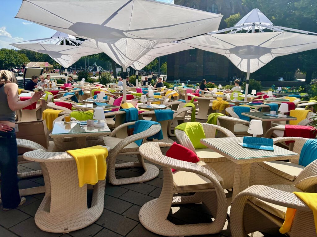 Entspannter Feierabend: Dein exklusives Afterwork Berlin im Fernsehturm-Parterre 8 afterwork berlin genießen unter dem fernsehturm
