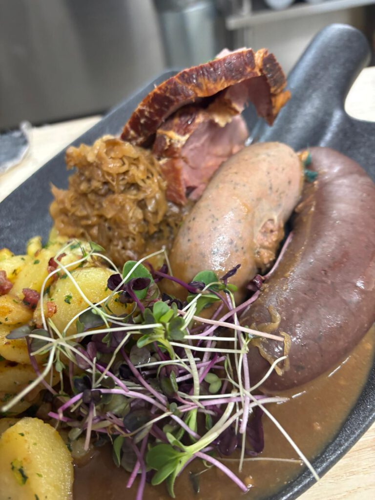 Kulinarischer Treffpunkt: Dein Restaurant Berlin Mitte im historischen Fernsehturm-Parterre 10 Das beste Restaurant Berlin mitte mit Terrasse. Lieschen Mueller